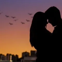 Foto dos noivos no pôr do sol